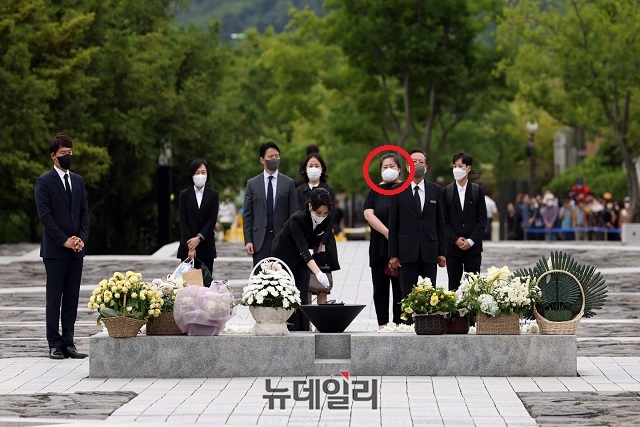 ▲ 김건희 여사가 지난 6월13일 경남 김해 봉하마을에서 노무현 전 대통령의 묘역에 참배하고 있다. 빨간 동그라미는 김 여사와 동행한 코마나콘텐츠 전무인 김모 교수.ⓒ대통령실 국민소통관실