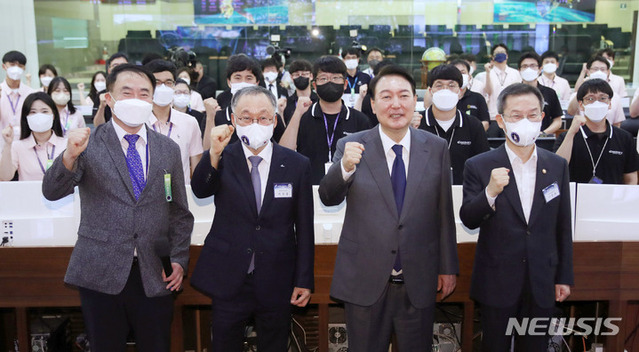 ▲ 윤석열 대통령이 6일 대전 유성구 한국항공우주연구원에서 열린 우주경제 비전 선포식을 마친 후 종합관제실을 찾아 직원들과 기념촬영하고 있다. ⓒ뉴시스