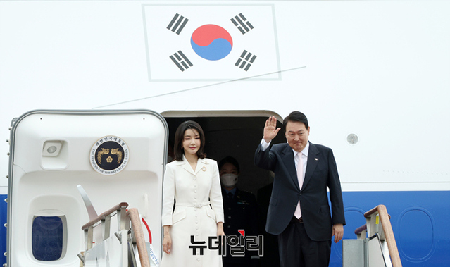 ▲ 나토 정상회의 참석을 위해 스페인으로 출국하는 윤석열 대통령과 김건희 여사. (2022. 6.27)ⓒ대통령실 제공.