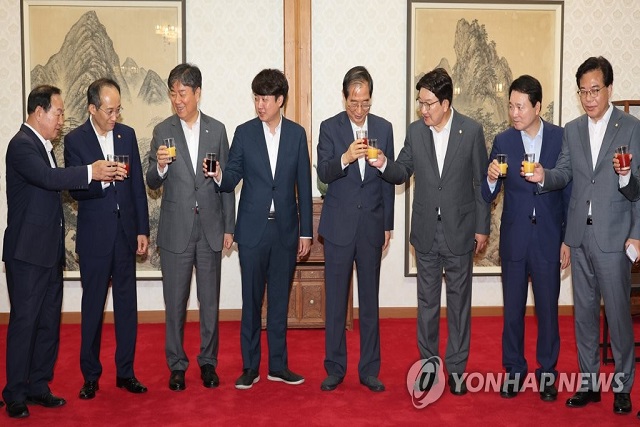 ▲ 6일 서울 종로구 삼청동 총리공관에서 열린 윤석열 정부 첫 고위 당정 협의회에서 참석자들이 회의에 앞서 대화하고 있다. 왼쪽부터 한기호 사무총장, 추경호 경제부총리 겸 기획재정부 장관, 김대기 대통령 비서실장, 이준석 대표, 한덕수 총리, 권성동 원내대표, 성일종 정책위의장, 송언석 원내수석부대표.ⓒ연합뉴스