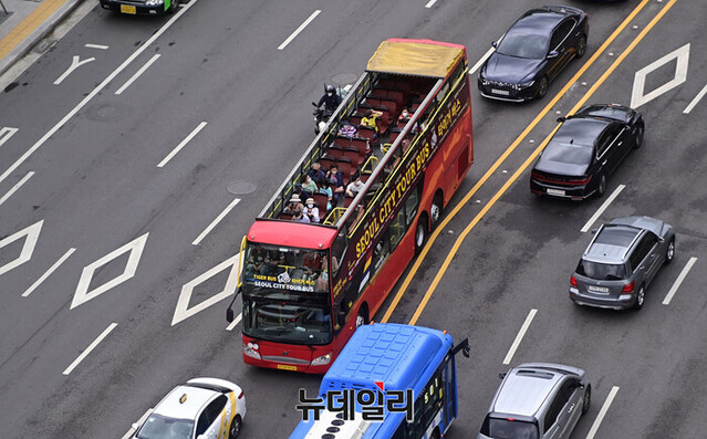 서울시내 도로 위를 달리고 있는 관광버스. ⓒ정상윤 기자.