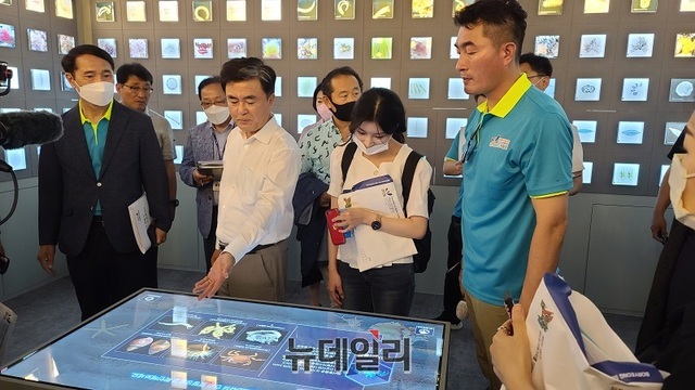 ▲ 김태흠 충남도지사가 6일 보령해양머드박람회장에 설치된 콘텐츠를 살펴보고 있다. 우측은 김기정 총감독.ⓒ김정원 기자