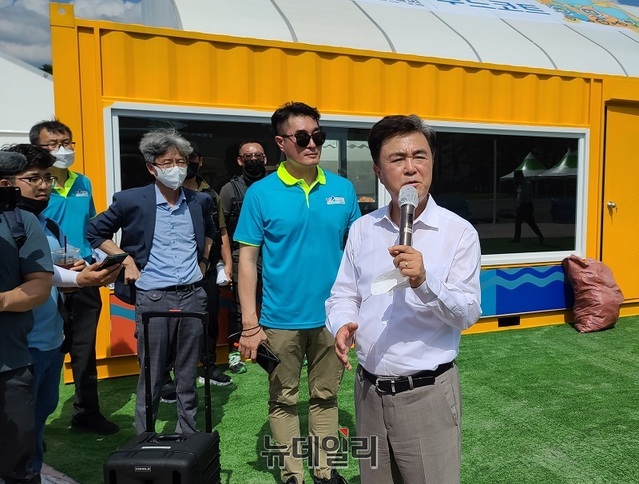 ▲ 김태흠 충남도지사가 6일 보령해양머드박람회장 투어를 마친뒤 기자들에게 박람회 성공 개최를 위해 적극적인 홍보를 당부하고 있다.ⓒ김정원 기자