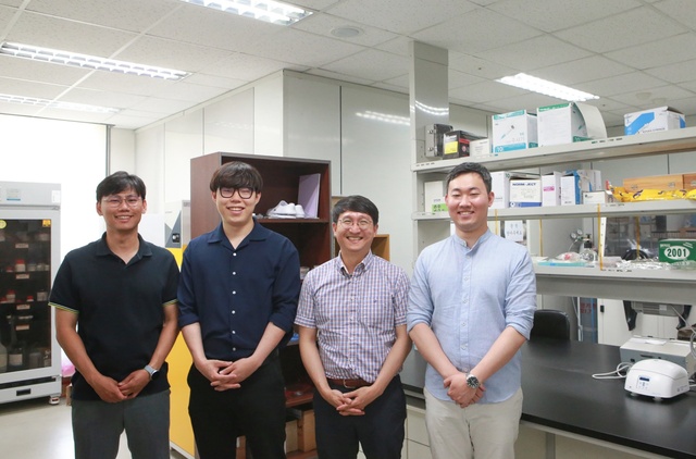 ▲ (왼쪽부터) DGIST에너지공학과 이주혁 교수, 이철재 석·박사통합과정생, 한국생산기술연구원 조한철 수석연구원, 박병건 박사과정생.ⓒDGIST