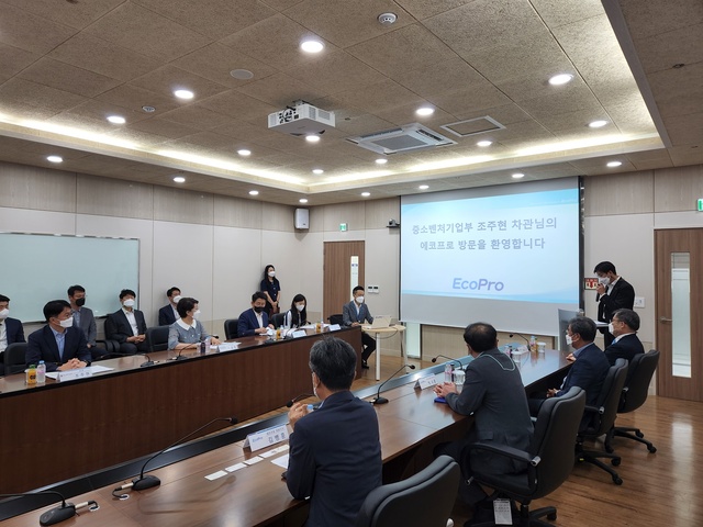 ▲ 경상북도는 6일 포항에서 조주현 중소벤처기업부 차관이 ‘경북 차세대 배터리 리사이클링 규제자유특구’ 주요 현장을 둘러보고 간담회를 개최했다고 밝혔다.ⓒ경북도