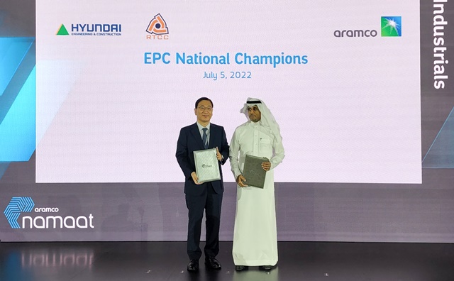 ▲ 윤영준 현대건설 사장(좌) 압둘카림 알 감디 아람코 부사장이 협약식에서 기념촬영을 하고 있다. ⓒ현대건설