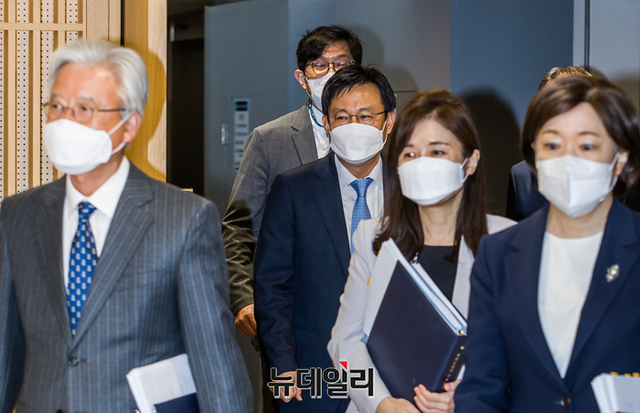 ▲ 지난 4월 금융통화위원회 통화방향 결정회의에서 금통위원들이 회의실로 들어가고 있다ⓒ뉴데일리DB