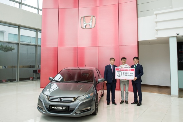 ▲ 혼다코리아는 최근 '인사이트' 50만km를 주행한 고객에게 감사 기념품을 전달했다. 
 ⓒ혼다코리아