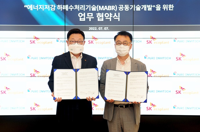 ▲ 김병권 SK에코플랜트 에코랩센터 대표(좌)와 장재영 퓨어엔비텍 대표가 협약식에서 기념촬영을 하고 있다. ⓒSK에코플랜트