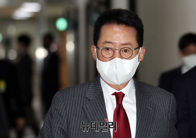 ▲ 박지원 국가정보원장이 지난해 11월 25일 국회에서 열린 국회 정보위원회 전체회의에 출석하고 있다ⓒ이종현 기자