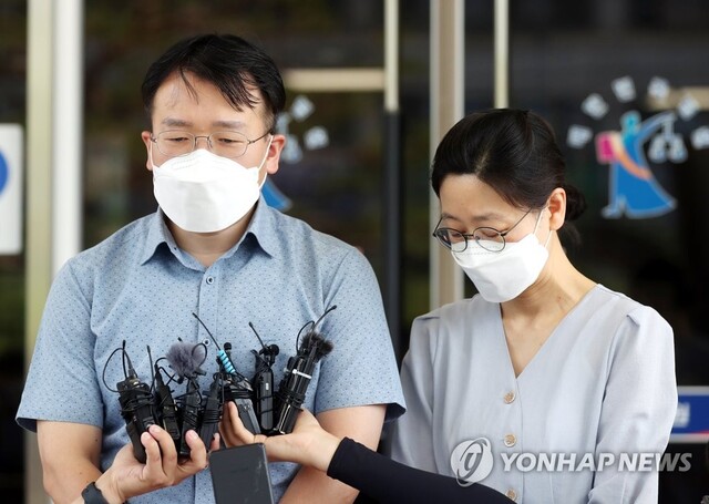 ▲ '계곡 살인' 사건 피해자 윤모씨의 누나 A씨(오른쪽)와 매형 B씨가 지난달 3일 오전 인천시 미추홀구 인천지방법원 앞에서 피의자 이은해(31)·조현수(30)씨의 첫 재판을 본 소감을 묻는 취재진의 질문에 참담함을 감추지 못하고 있다. ⓒ연합뉴스