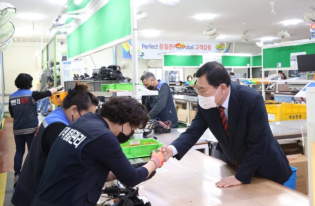▲ 주낙영 시장이 어려움을 겪고 있는 여성·장애인 기업을 찾아 고충을 위로 하고 있다.ⓒ경주시