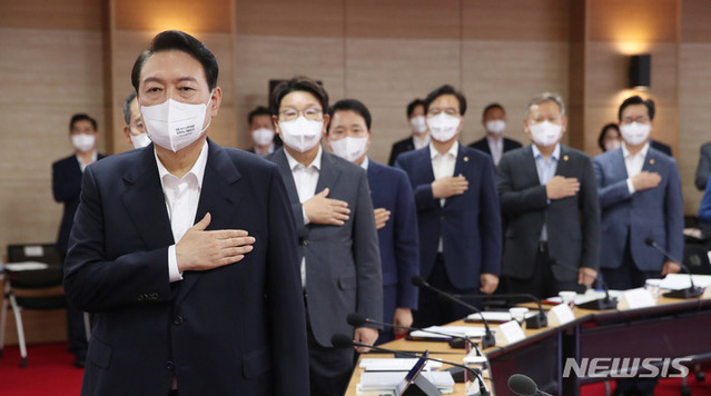 ▲ 윤석열 대통령이 7일 충북 청주 서원구 충북대학교에서 열린 국가재정전략회의에서 국기에 대한 경례를 하고 있다. ⓒ뉴시스