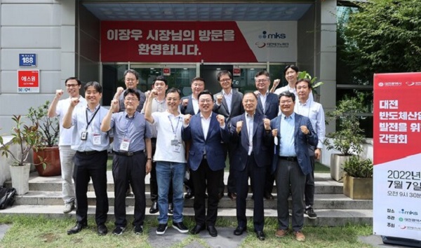 ▲ 이장우 대전시장이 7일 반도체 부품업체 MKS에서 지역 반도체 기업 및 관련 전문가들과의 현장 간담회를 가졌다.ⓒ대전시