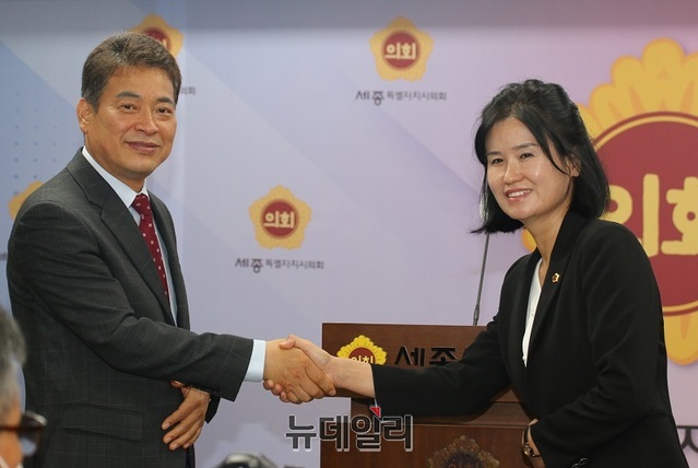 ▲ 김광운 국민의힘 원내대표(왼쪽)와 여민전 더불어민주당 원내대표가 7일 시의회 1층 회의실에서 기자회견를 열고 최근 원 구성 과정에 파행을 빚은데 대해 사과한 뒤 약수를 하고 있다.ⓒ이길표 기자