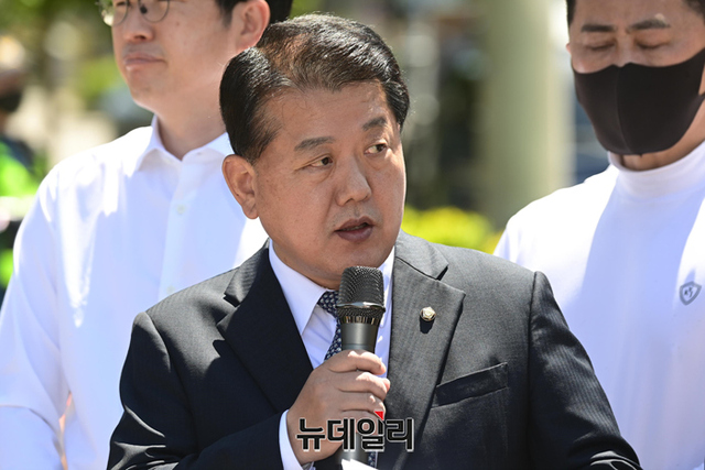 ▲ 김병주 더불어민주당 의원이 5월 9일 오전 서울 용산구 전쟁기념관 6·25상징탑 앞에서 열린 윤석열 당선인의 용산 집무실 이전 규탄 기자회견에서 발언을 하고 있다.

기자회견에는 송영길 후보, 김병주 국회의원, 김진애 전 국회의원, 조명래 전 환경부 장관 등이 참석했다.ⓒ강민석 기자