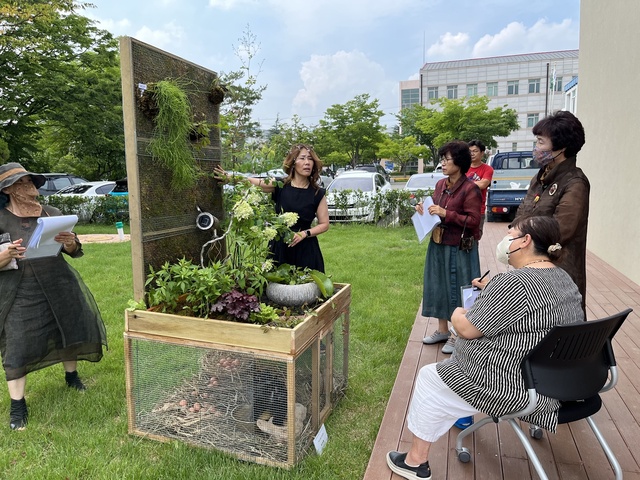 ▲ 고령군(군수 이남철)은 7월 6일에 열린 경상북도 생활원예경진대회 아이디어정원 부문에 이선희(우리꽃연구회 회장) 씨가 출전하여 1등을 수상하는 영예를 안았다.ⓒ고령군