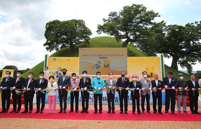 ▲ 경주 봉황대 앞 광장에서 ‘공영자전거 타실라 개통 및 어르신 기본요금 무료택시 사업 시행’ 기념행사가 열린 가운데, 주낙영 시장을 비롯한 참석자들이 축하 테잎커팅을 하고 있다.ⓒ경주시