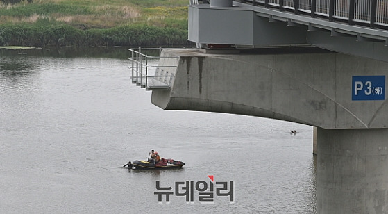 ▲ 119구조대가 만일의 사태에 대비해 구조보트로 대기하고 있다.ⓒ이길표 기자