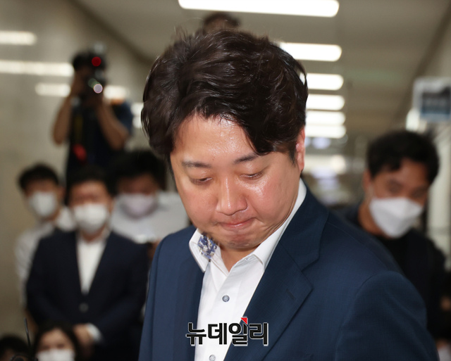 ▲ 이준석 국민의힘 대표가 지난 7일 국회에서 열린 당 중앙윤리위원회에서 자신과 관련된 의혹을 소명하기 위해 회의실로 향하고 있다. ⓒ이종현 기자