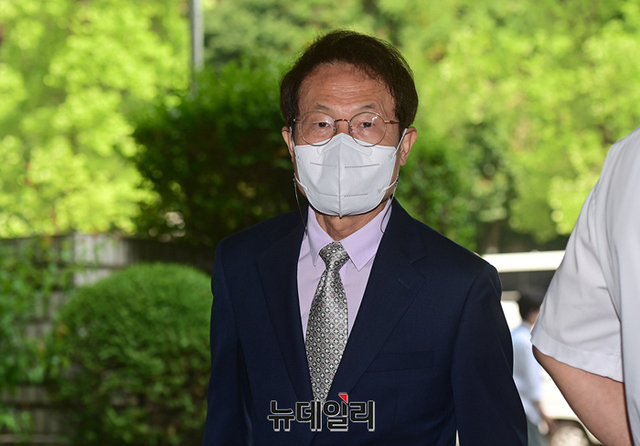 ▲ 해직 교사 부정 채용 의혹을 받고 있는 조희연 서울시교육감이 3일 오전 서울 서초구 서울중앙지법에서 열린 재판에 출석하고 있다. ⓒ정상윤 기자.