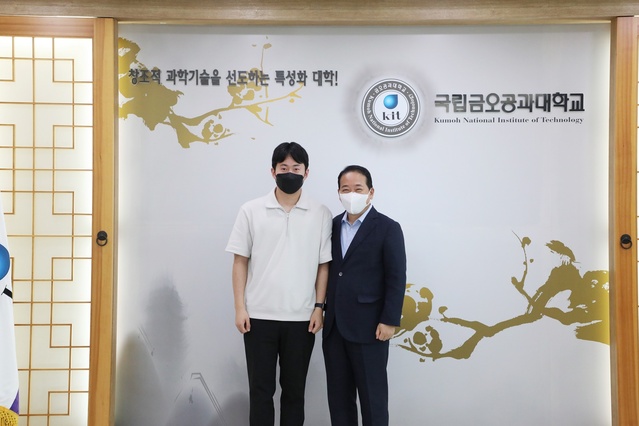 ▲ 곽호상 금오공대 총장이 간담회를 통해 송명근 학생을 격려했다.ⓒ금오공대