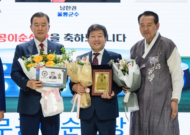 ▲ 남한권 군수(가운데)가 지난 8일  ‘제10회 대한민국 도전페스티벌 시상식’에서 도전한국인상 ‘충무공이순신’ 부문을 수상했다.ⓒ울릉군