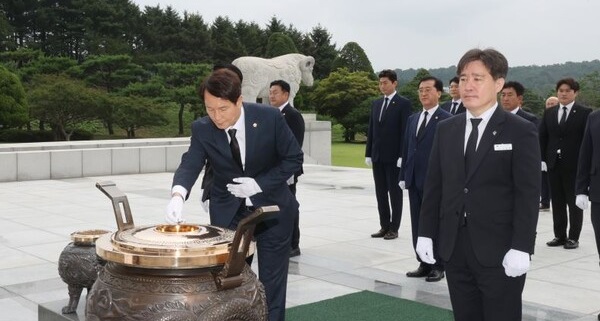 ▲ 이상래 대전시의회 의장이 8일 제9대 의회 개원식에 앞서 의원 22명과 사무처 간부 등과 함께 국립대전현충원을 방문해 참배하고 있다.ⓒ대전시의회