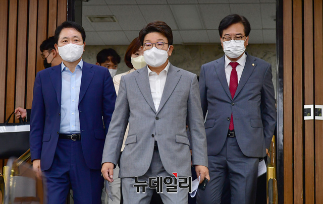 ▲ 이준석 국민의힘 대표(왼쪽에서 두 번째)가 품위 유지 의무 위반으로 '당원권 정지 6개월'의 징계 받은 가운데 권성동 국민의힘 원내대표가 8일 오전 국회에서 열린 원내대책회의에 참석하기 위해 입장하고 있다. ⓒ이종현 기자.