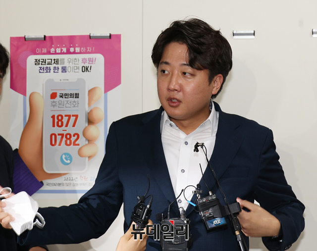 ▲ 중앙윤리위원회에 출석해 '성 상납 증거인멸 교사' 의혹을 소명한 이준석 국민의힘 대표가 8일 오전 국회 나서며 입장을 밝히고 있다. ⓒ이종현 기자.