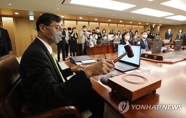 ▲ 이창용 한국은행 총재가 26일 오전 서울 중구 한국은행에서 열린 금융통화위원회 본회의에서 의사봉을 두드리고 있다. ⓒ연합뉴스