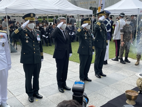▲ 이종섭 국방부 장관(왼쪽에서 세 번째)과 3군 요인들이 지난 8일 경북 칠곡 다부동에서 열린 백선엽 장군 2주기 추모행사에 참석해 분향 및 경례하고 있다. ⓒ연합뉴스