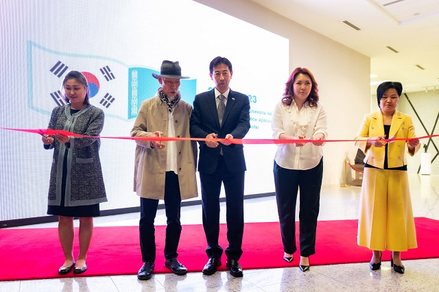 ▲ 지난달 24일 열린 ‘THE ETERNAL’ 전시회 개막식.(왼쪽 두 번째가 박대성 화백, 가운데가 구홍석 대사)ⓒ경주엑스포