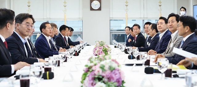 ▲ 홍준표 시장은 지난 8일 16개 시도지사가 참석한 가운데 용산 대통령실 누리홀에서 제1차 민선8기 시도지사 간담회에 참석해 인사말씀을 통해 지방소멸 방지를 위한 대한민국 산업의 재배치를 시도지사협의회장 차원에서 공식 건의했다.ⓒ대구시