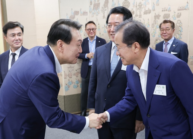 ▲ 홍준표 시장(오른쪽)이 윤석열 대통령을 만나 악수를 나누고 있다.ⓒ대구시