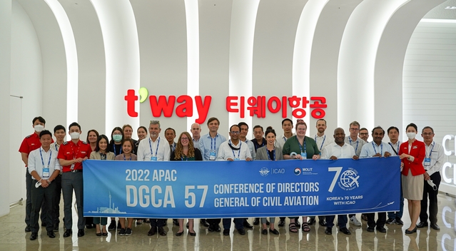 ▲ 8일 ICAO 아태지역 항공청장 회의에 참석한 각국의 항공 관련 관계자들이 티웨이항공 항공훈련센터를 방문했다. ⓒ티웨이항공