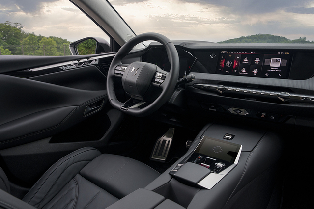 ▲ DS4의 내부 모습. 프랑스 특유의 럭셔리 감각이 반영됐다. ⓒ스텔란티스코리아