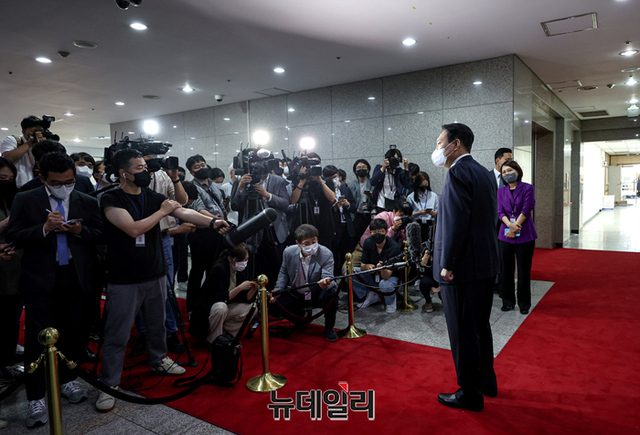 ▲ 윤석열 대통령이 서울 용산구 대통령실로 출근하면서 도어스테핑을 진행하는 모습. 대통령실은 코로나19를 이유로 11일 도어스테핑을 잠정 중단하기로 했다. ⓒ뉴데일리DB