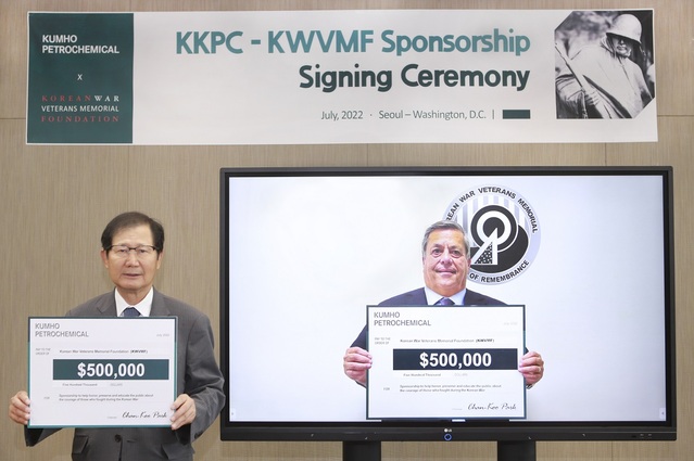 ▲ 박찬구 금호석유화학그룹 회장(사진 왼쪽)이 제임스 R. 피셔 KWVMF 사무총장과 화상을 통한 기념촬영을 진행하고 있다. ⓒ금호석유화학 제공