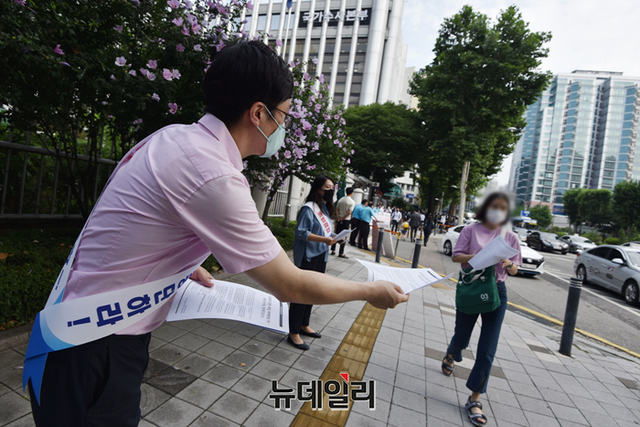 ▲ 11일 오전 서울 서대문 경찰청 앞에서 대우조선해양 임직원들이 시민에게 호소문을 나눠주고 있다. ⓒ강민석 기자