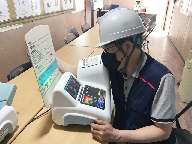 ▲ 태백 부영아파트 신축공사 현장에서 근로자가 업무 투입 전 건강체크를 하고 있다. ⓒ부영