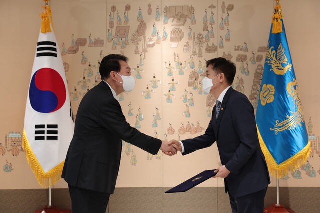 ▲ 윤석열 대통령이 11일 서울 용산구 대통령실 청사에서 김주현 금융위원장 후보자에게 임명장을 수여했다. ⓒ대통령실 제공