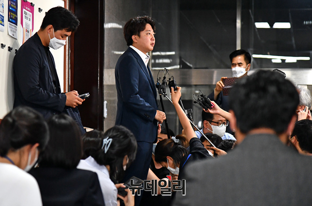 ▲ 중앙윤리위원회에 출석해 '성 상납 증거인멸 교사' 의혹을 소명한 이준석 국민의힘 대표가 지난 8일 오전 국회 나서며 입장을 밝히고 있다.ⓒ이종현 기자