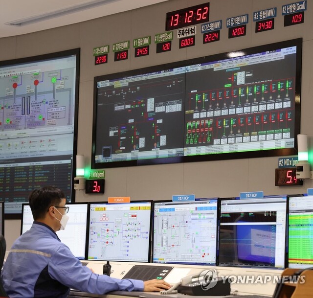 ▲ 폭염으로 전력 수급에 비상이 걸린 10일 오후 서울 마포구 한국중부발전 서울발전본부 중앙제어실에서 직원들이 근무하고 있다. ⓒ연합뉴스