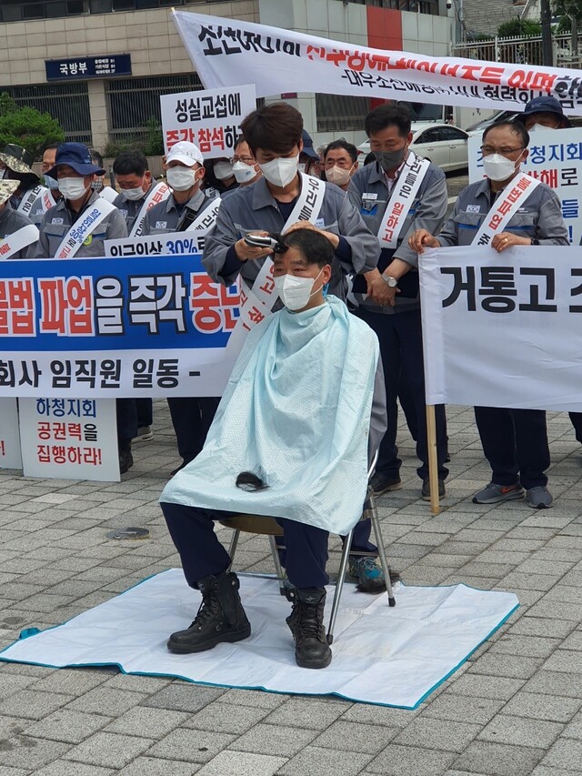 ▲ 11일 오후 용산전쟁기념과 앞에서 진민용 ㈜삼주 대표가 조선하청지회 장기 불법파업 규탄 삭발식을 가졌다. ⓒ대우조선해양 협력사협의회