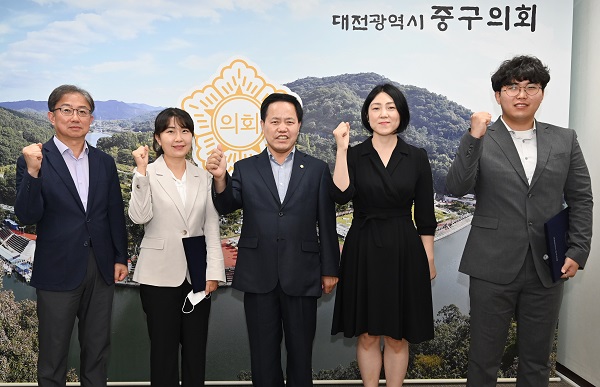 ▲ 윤양주의장(중앙)이 11일 정책지원관 3명에게 임용장을 주고 있다.ⓒ대전 중구의회