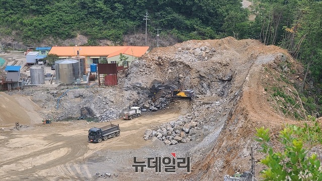 ▲ 충남 부여군 은산면 지천로 845번지 이스코인터스티리(유) 채석장에서 한창 작업을 진행하고 있다.ⓒ김정원 기자