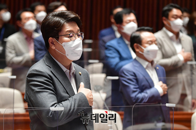 ▲ 권성동 국민의힘 당대표 직무대행 겸 원내대표가 11일 오후 국회에서 열린 의원총회에 참석해 국민의례를 하고 있다. ⓒ이종현 기자