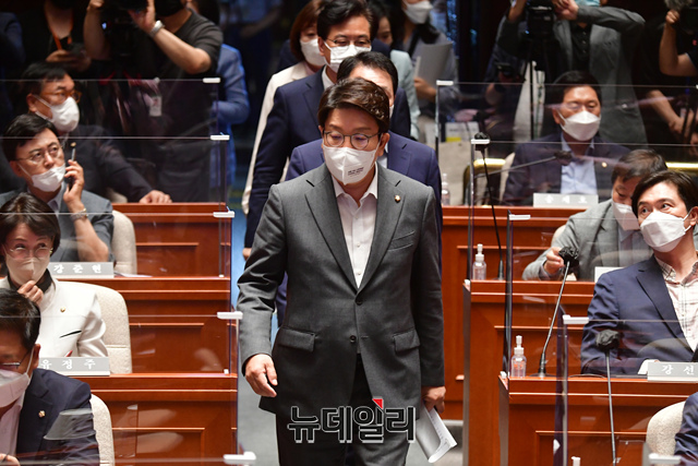 ▲ 권성동 국민의힘 당대표 직무대행 겸 원내대표가 11일 오후 국회에서 열린 의원총회에 참석하고 있다. ⓒ이종현 기자