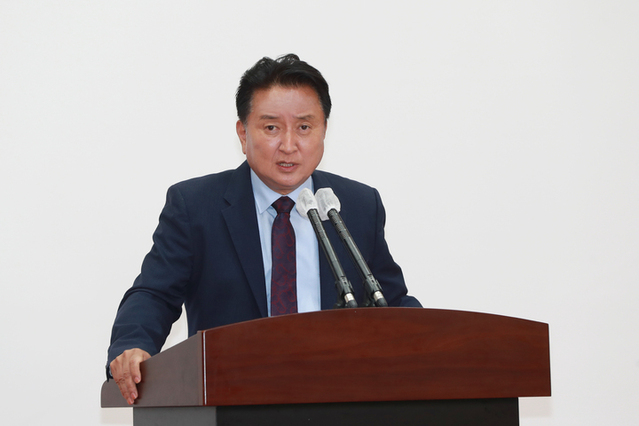 ▲ 김영환 도지사가 11일 도청 소회의실에서 취임 후 첫 확대간부회의를 주재하고 있다.ⓒ충북도